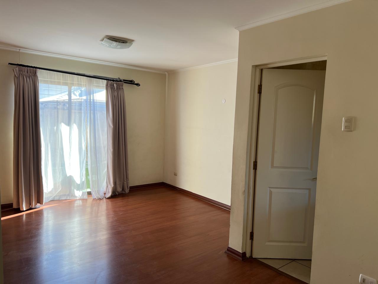 CONDOMINIO LAS ACACIAS - AMPLIA CASA.-